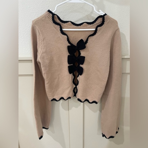 Commense Knit Contrast Wave Trim Bow Sweater Size Medium Tan and Black - Picture 5 of 12